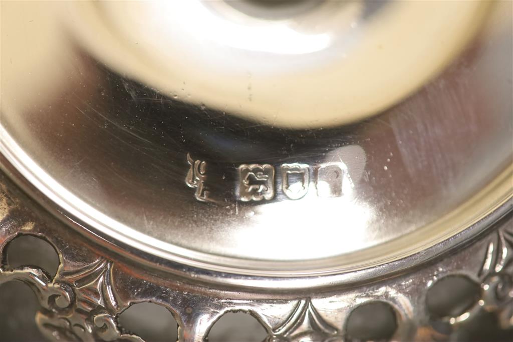 An Edwardian silver mounted domed glass inkwell, London, 1901, base diameter 12.3cm.